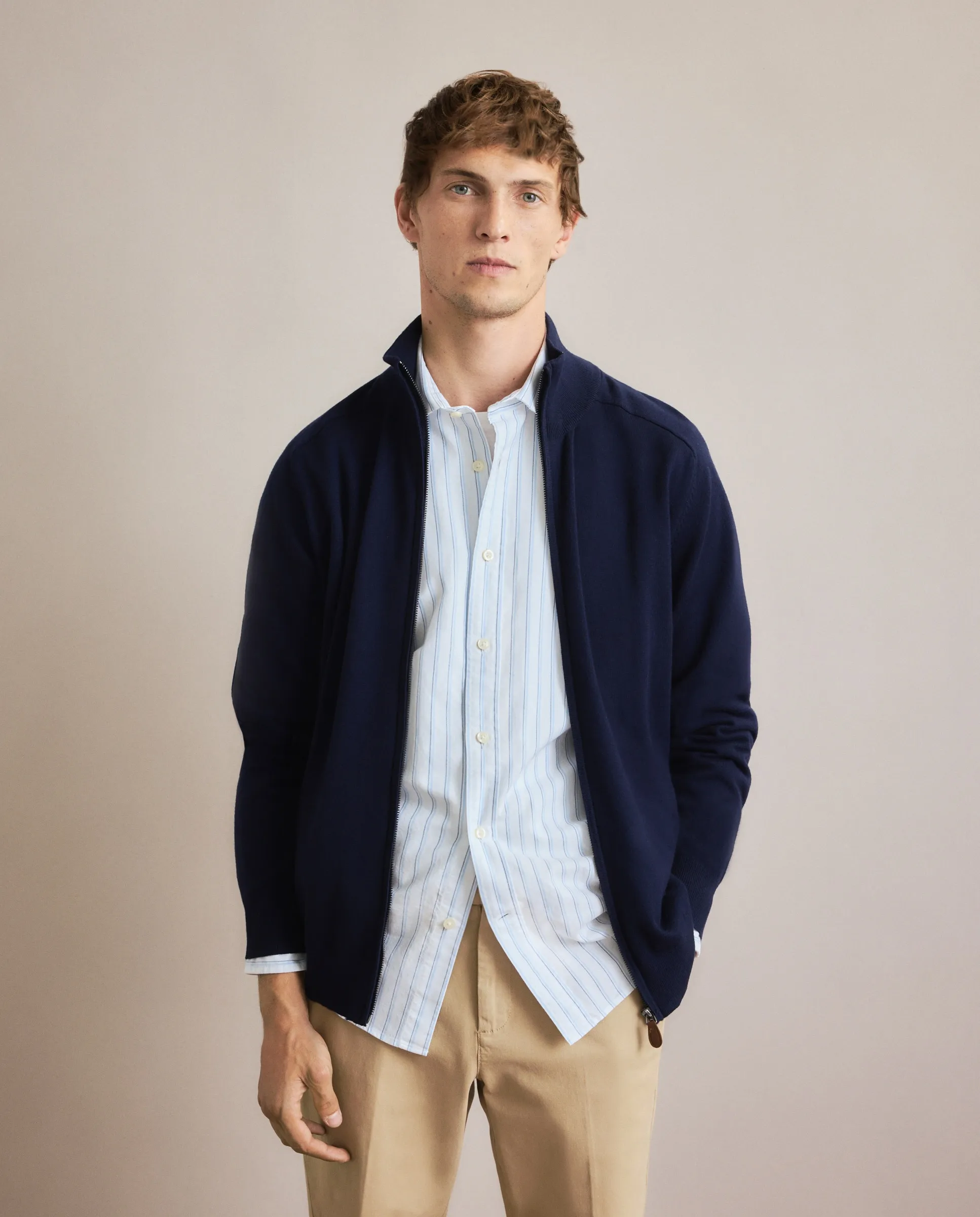 Мужской кардиган с полуворотником на молнии гладкий из мериносовой шерсти Emidio Tucci, темно-синий
Мужской кардиган с полуворотником на молнии гладкий из мериносовой шерсти Emidio Tucci, темно-синий