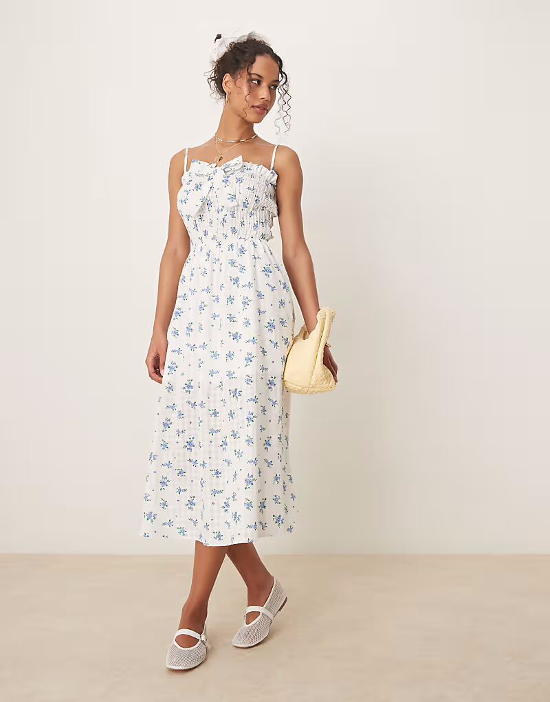 Гламурное платье макси на тонких бретелях с бантом спереди в синем цветочном стиле Glamorous
Гламурное платье макси на тонких бретелях с бантом спереди в синем цветочном стиле Glamorous