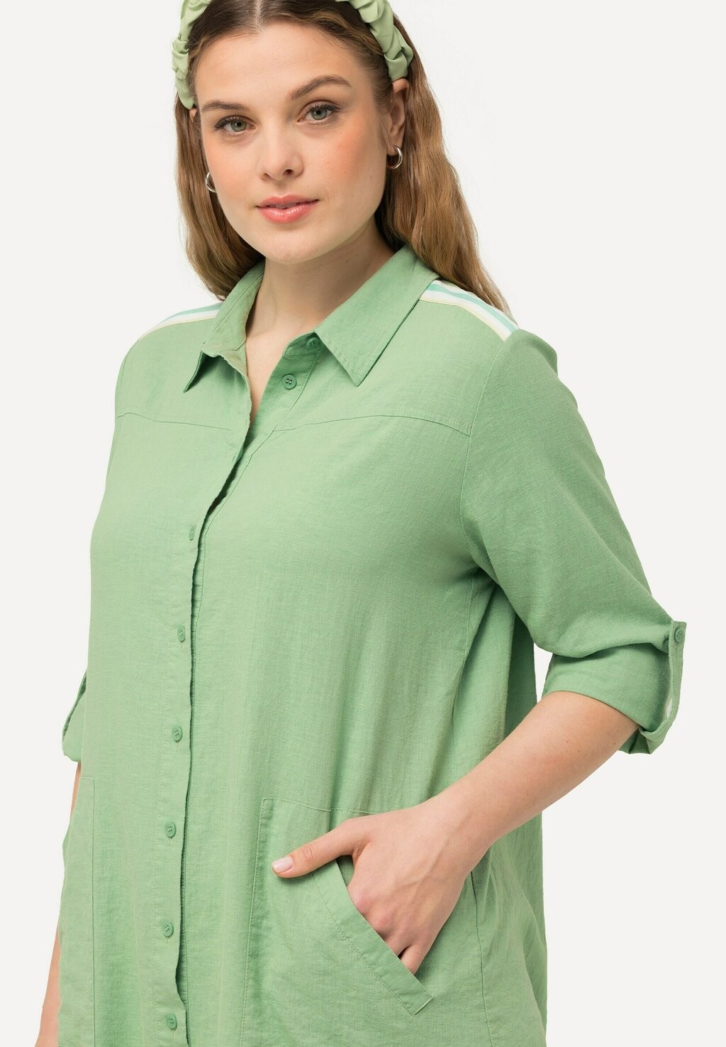 Блузка на пуговицах LONG STREIFENBAND HEMDKRAGEN LANGARM Ulla Popken, светло-зеленый
Блузка на пуговицах LONG STREIFENBAND HEMDKRAGEN LANGARM Ulla Popken, светло-зеленый