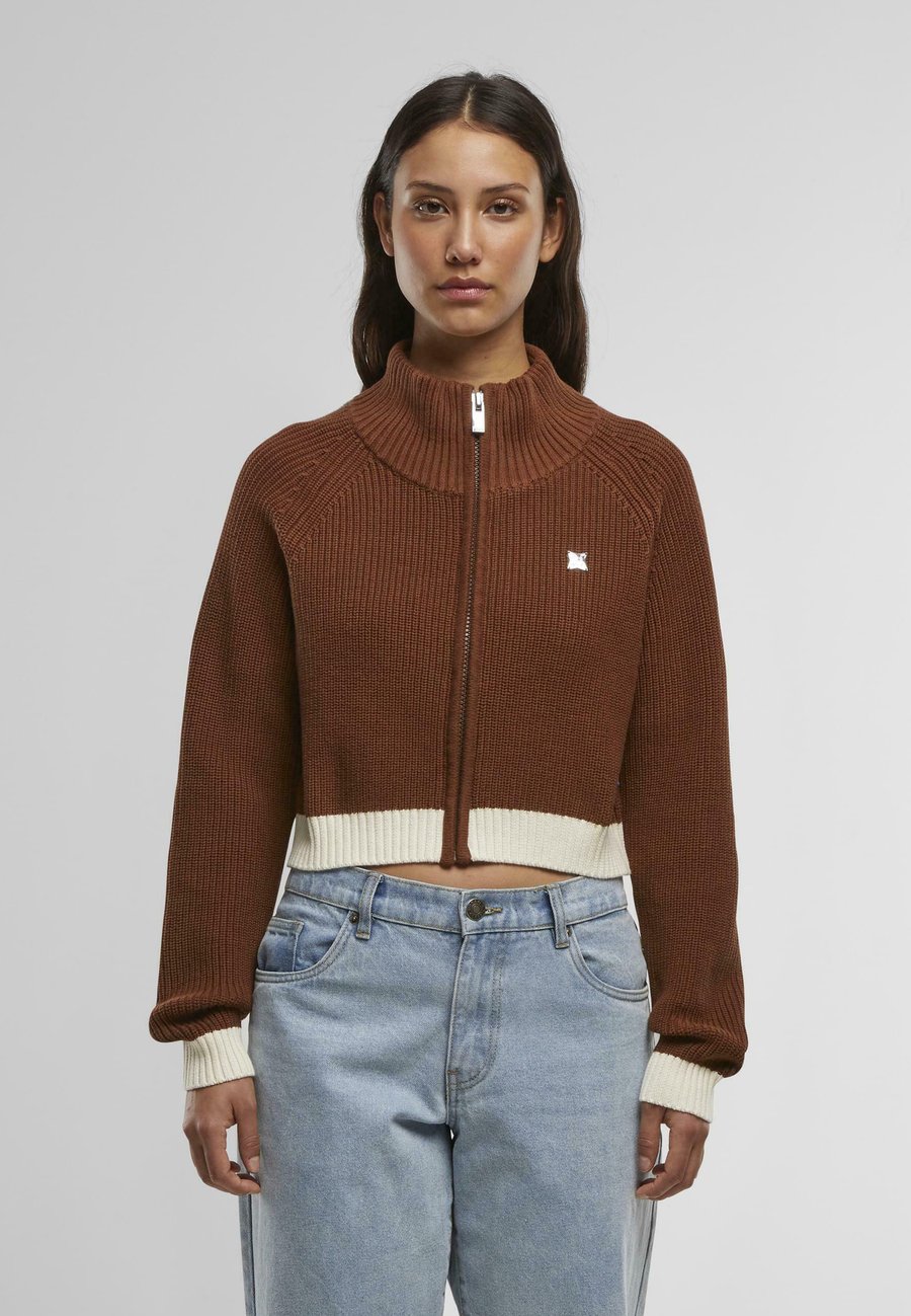 Кардиган PEQUS CROPPED , Brown
Кардиган PEQUS CROPPED , Brown