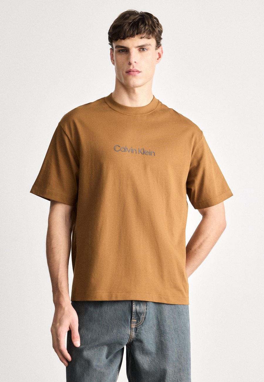 Футболка Calvin Klein STANDARD LOGO TEE, Bronze/Gold-Coloured/Brown, Коричневый, Футболка Calvin Klein STANDARD LOGO TEE, Bronze/Gold-Coloured/Brown
Футболка Calvin Klein STANDARD LOGO TEE, Bronze/Gold-Coloured/Brown, Коричневый, Футболка Calvin Klein STANDARD LOGO TEE, Bronze/Gold-Coloured/Brown