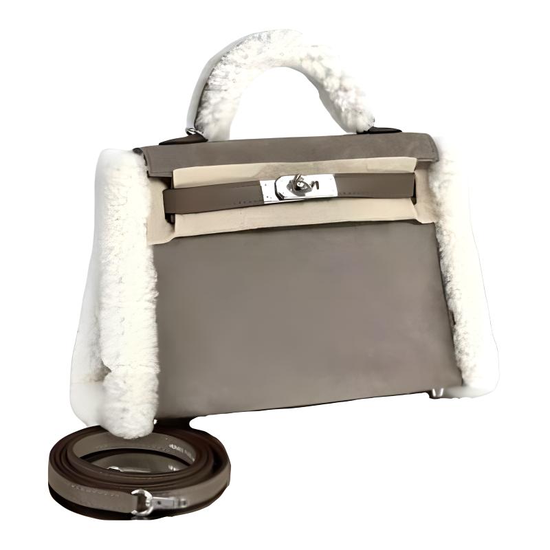 HERMES Сумка кросс-боди Kelly мини женская Grizzly Suede со Swift Calfskin, камень серый и слоновая кость
HERMES Сумка кросс-боди Kelly мини женская Grizzly Suede со Swift Calfskin, камень серый и слоновая кость