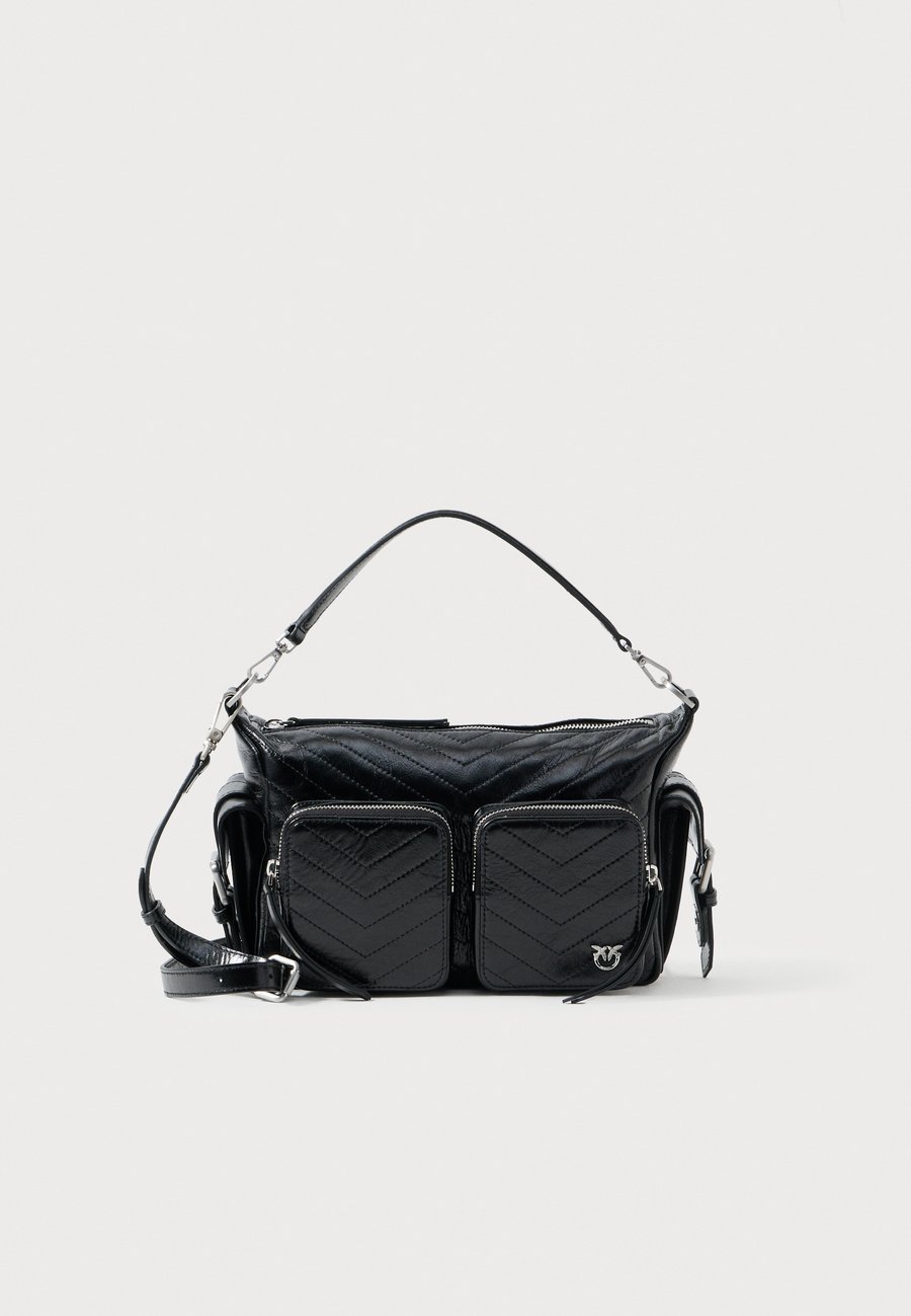 Сумка Pinko CARGO CAMERA BAG, Nero Limousine/Matt Silver-Coloured/Black
Сумка Pinko CARGO CAMERA BAG, Nero Limousine/Matt Silver-Coloured/Black