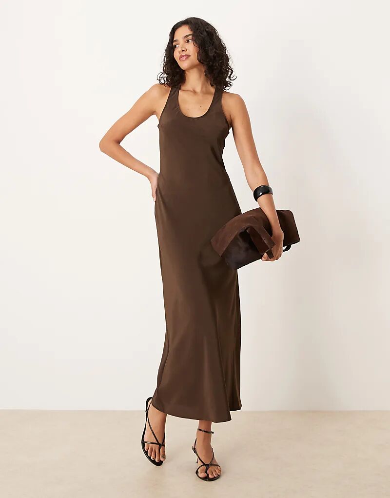 Платье макси из атласа с круглым вырезом шоколадного цвета от ASOS DESIGN
Платье макси из атласа с круглым вырезом шоколадного цвета от ASOS DESIGN