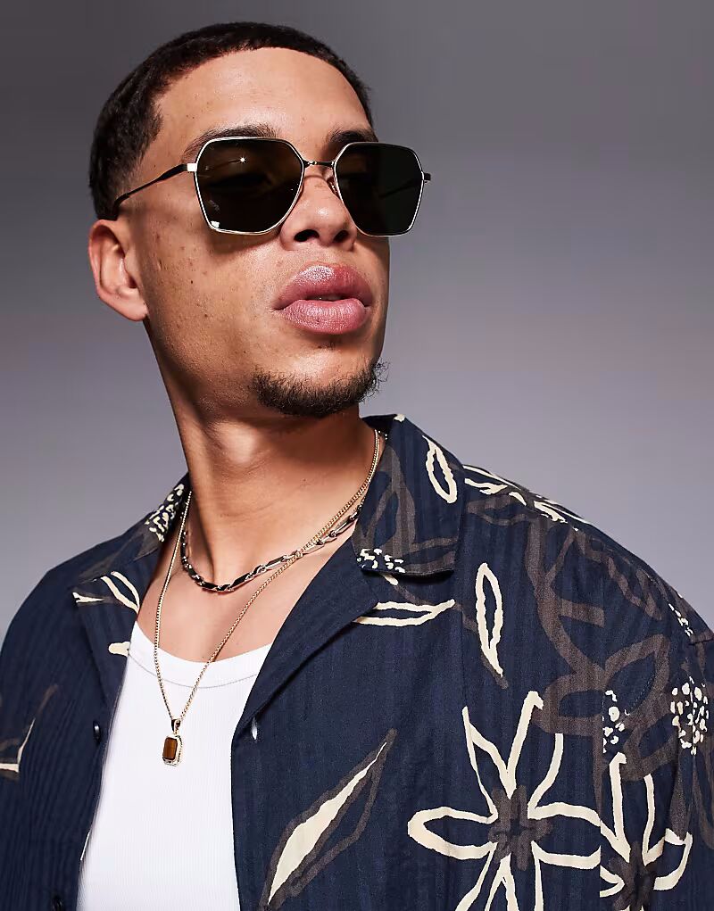 Солнцезащитные очки Quay World Tour в шестиугольной металлической оправе золотого цвета с зелеными линзами Quay Australia
Солнцезащитные очки Quay World Tour в шестиугольной металлической оправе золотого цвета с зелеными линзами Quay Australia