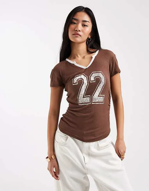 ASOS DESIGN с короткими рукавами и рюшами сверху с графическим принтом 22
ASOS DESIGN с короткими рукавами и рюшами сверху с графическим принтом 22