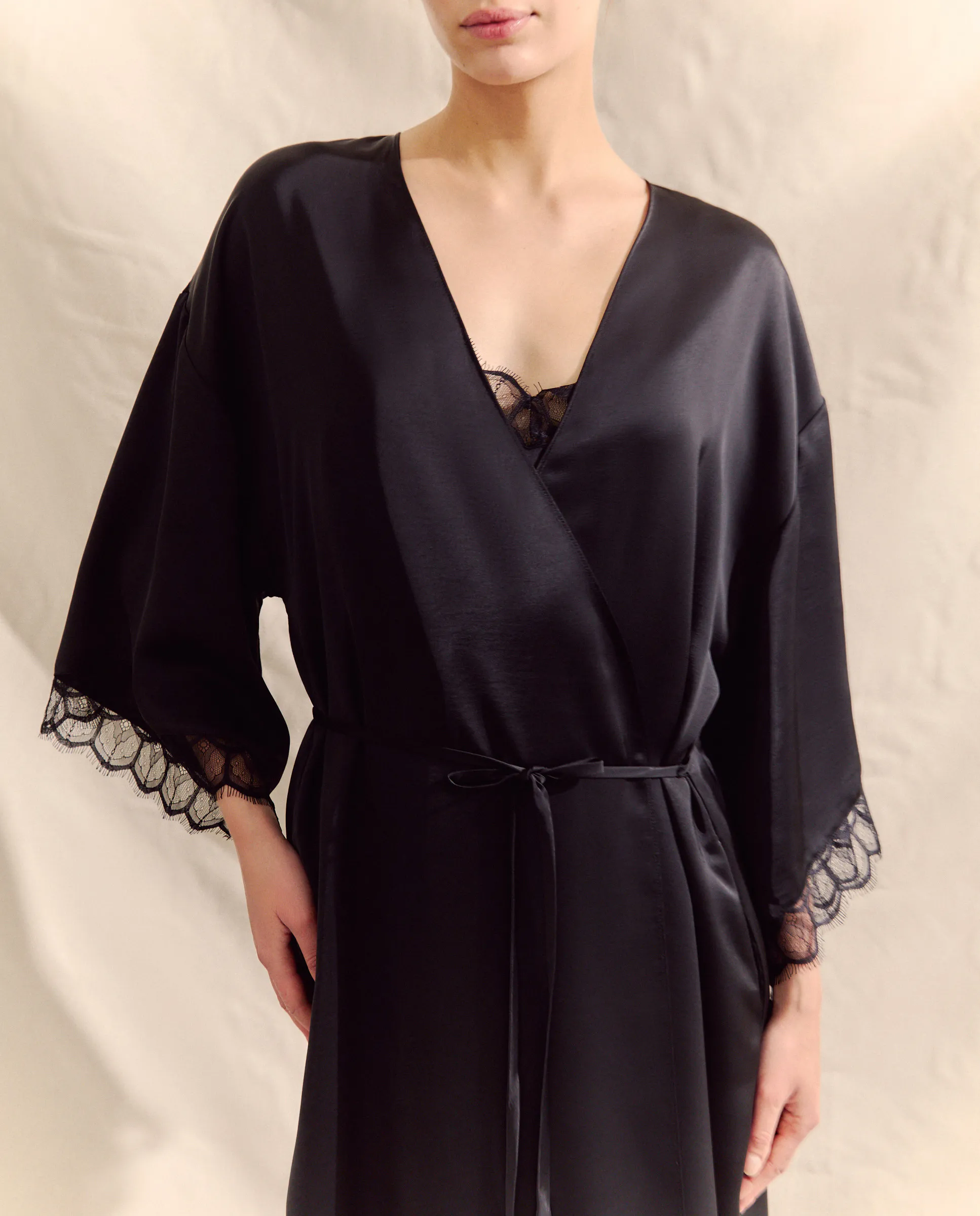 Женский сатиновый халат Énfasis, черный 
Женский сатиновый халат Énfasis, черный