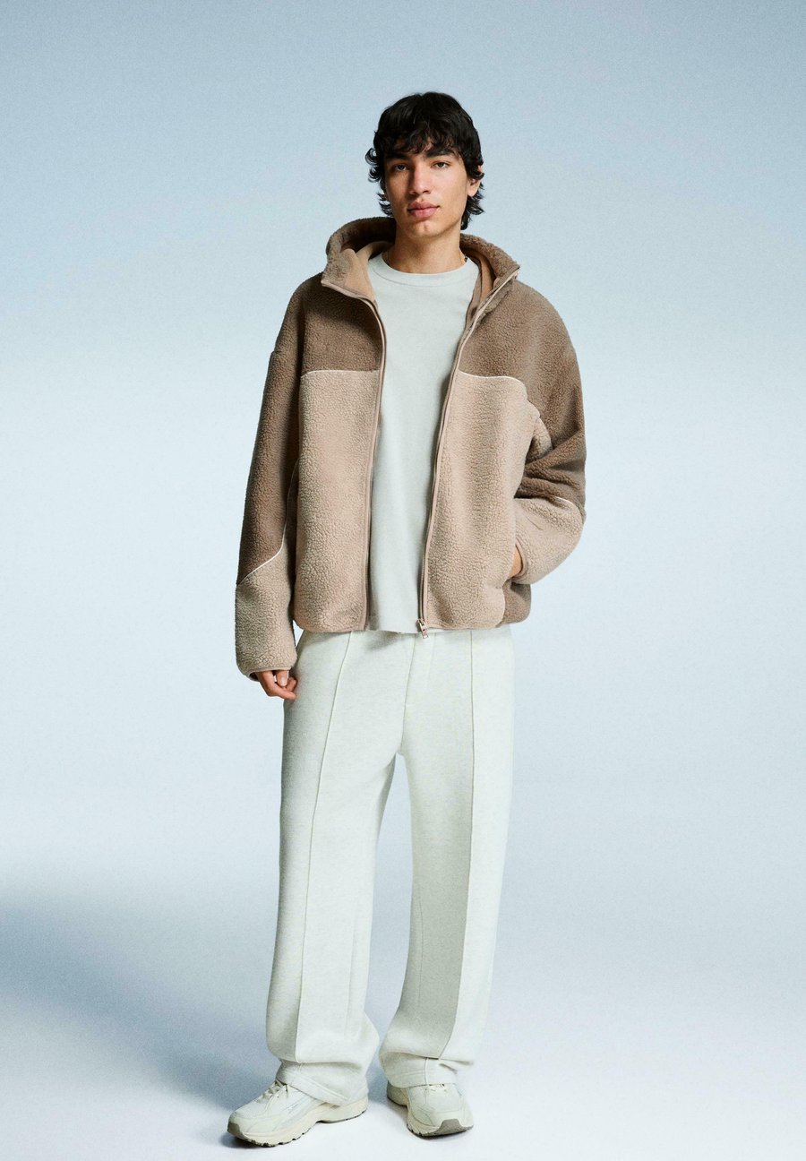 Флисовая куртка Bershka Fleece jacket, Camel
Флисовая куртка Bershka Fleece jacket, Camel