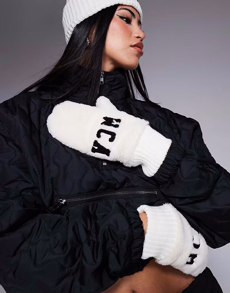 Варежки Weekend Collective из искусственного меха кремового цвета
Варежки Weekend Collective из искусственного меха кремового цвета