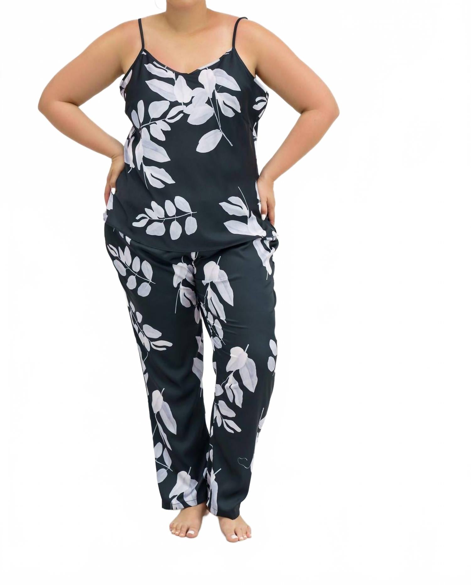 Цветочный комплект пижамы с лодочкой плюс размера в черно-белом цвете ISAYES
Цветочный комплект пижамы с лодочкой плюс размера в черно-белом цвете ISAYES