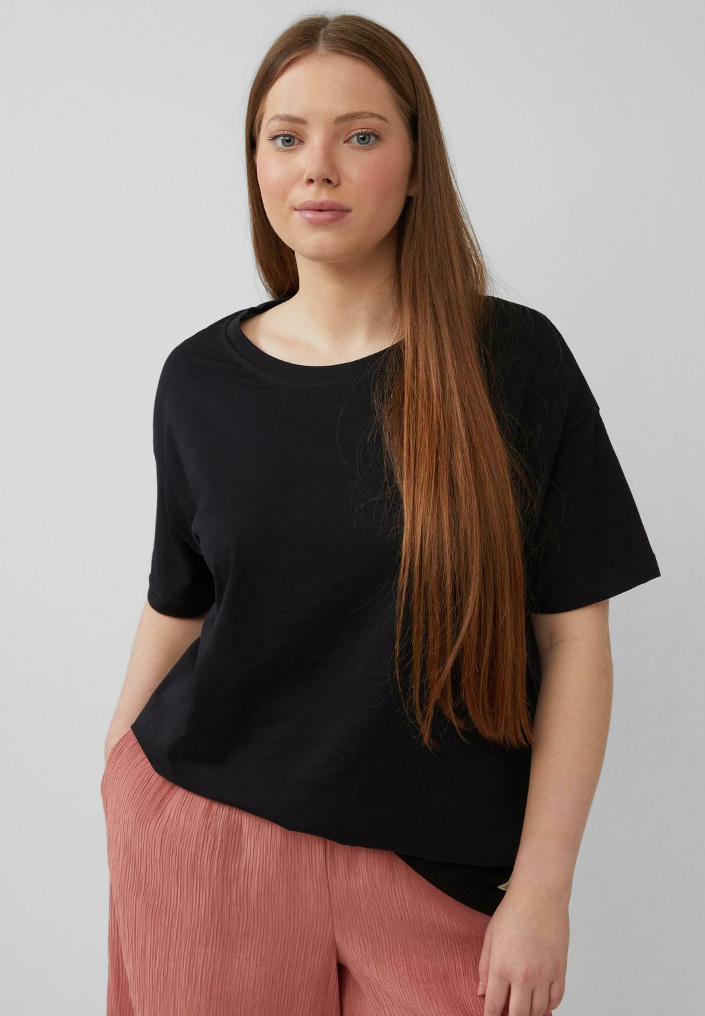 Базовая футболка QS, черный
Базовая футболка QS, черный