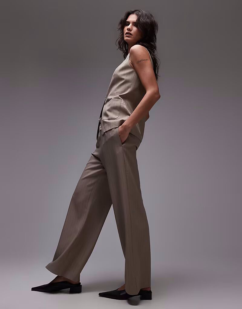 Спортивные брюки с завязками спереди в серо-коричневую тонкую полоску Topshop
Спортивные брюки с завязками спереди в серо-коричневую тонкую полоску Topshop