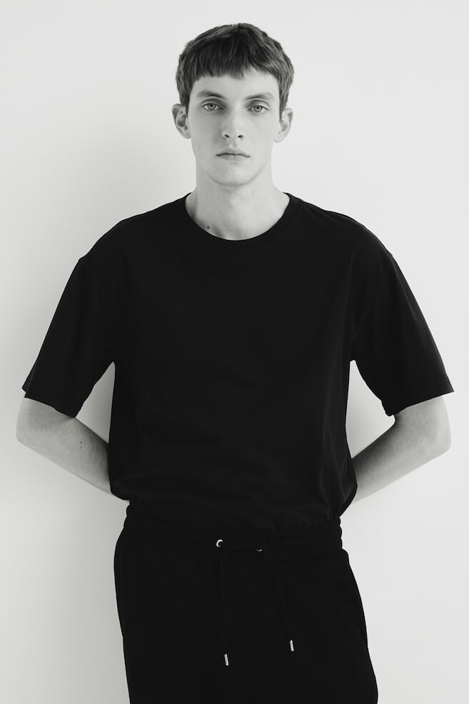 Футболка свободного кроя с эффектом потертости H&M, черный
Футболка свободного кроя с эффектом потертости H&M, черный