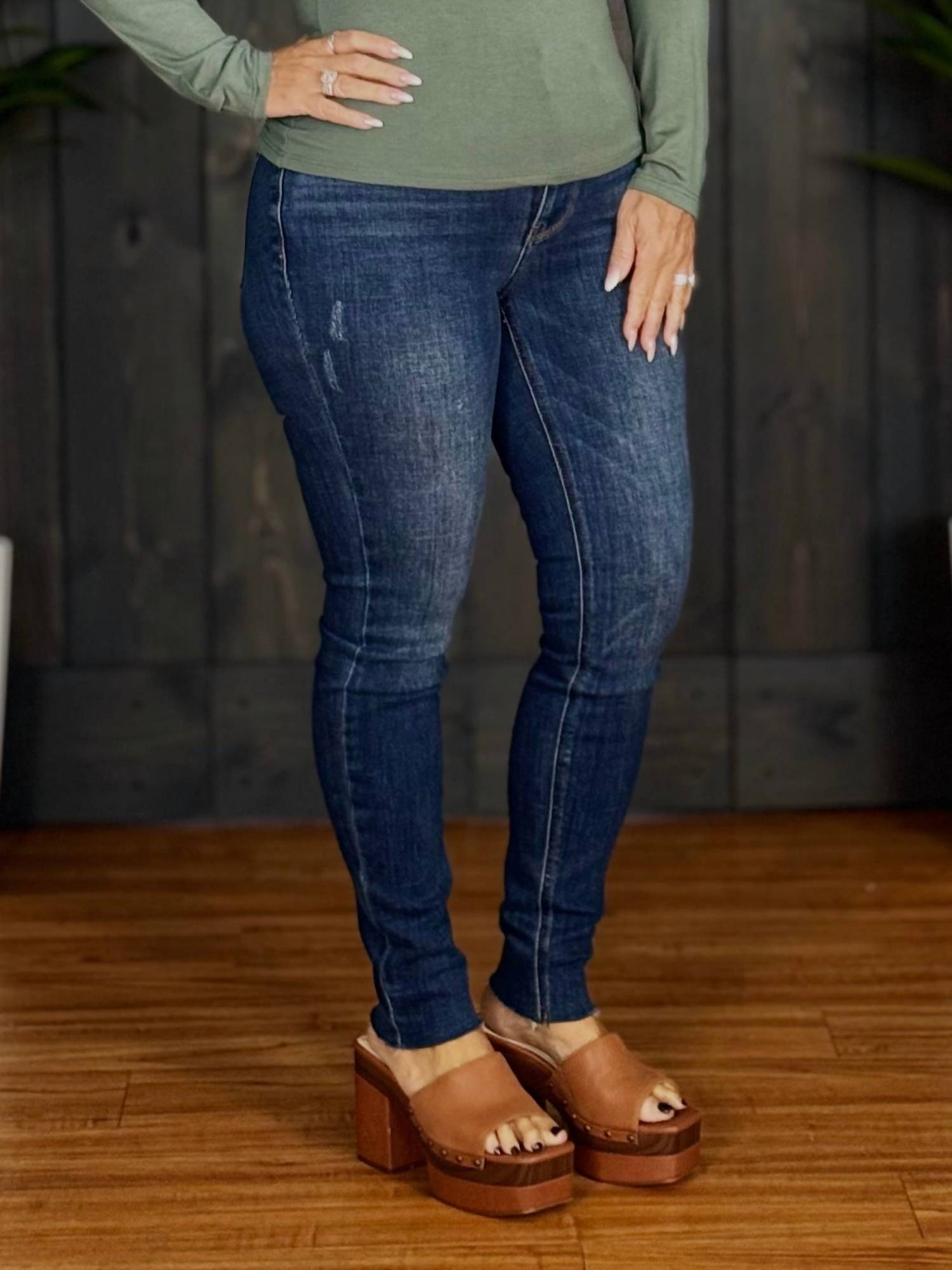 Узкие джинсы в синем цвете Judy Blue
Узкие джинсы в синем цвете Judy Blue