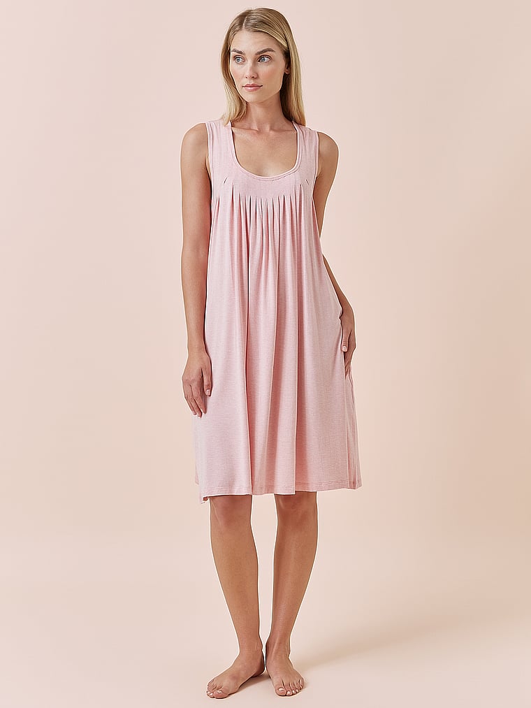 Ночная рубашка Kate из модала со складками спереди, длина миди Papinelle, розовый
Ночная рубашка Kate из модала со складками спереди, длина миди Papinelle, розовый