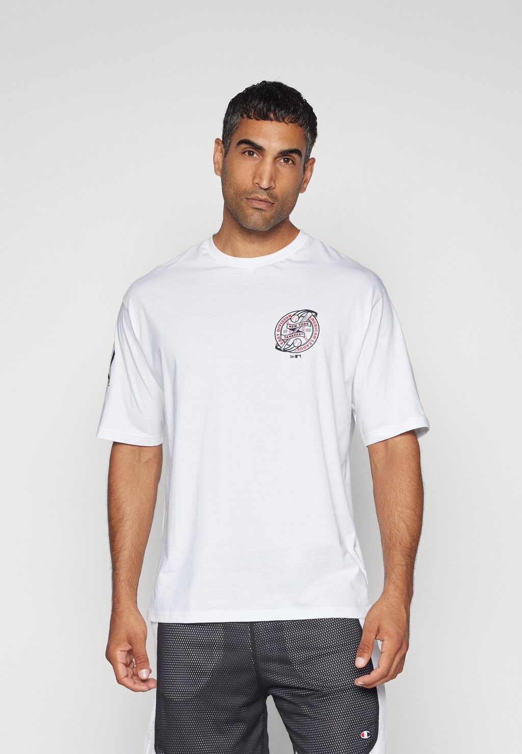 Клубная одежда Mlb New York Yankees Baseball Graphic Tee New Era, белая 
Клубная одежда Mlb New York Yankees Baseball Graphic Tee New Era, белая