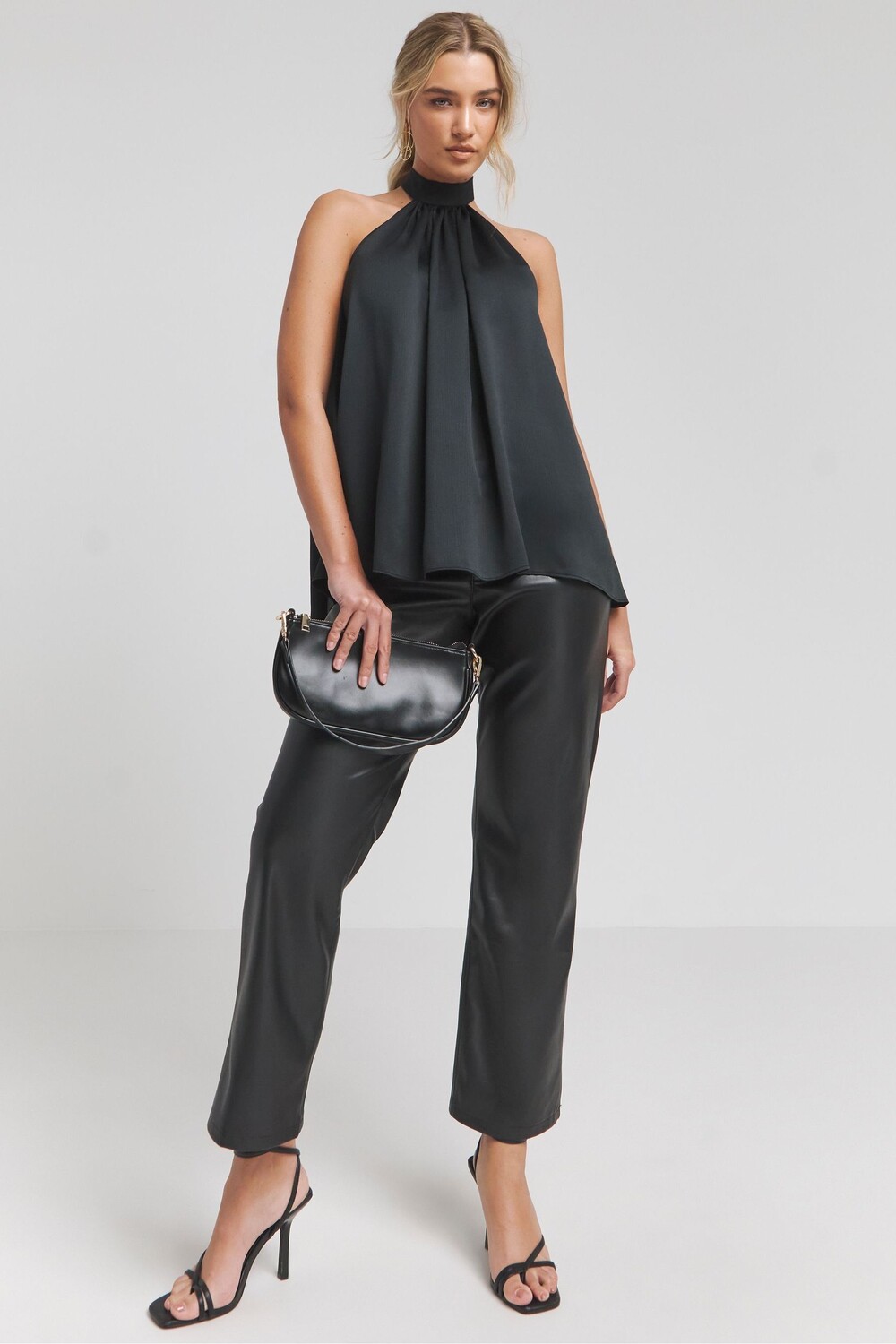 Фактурная атласная блузка с воротником халтер Simply Be, черный
Фактурная атласная блузка с воротником халтер Simply Be, черный