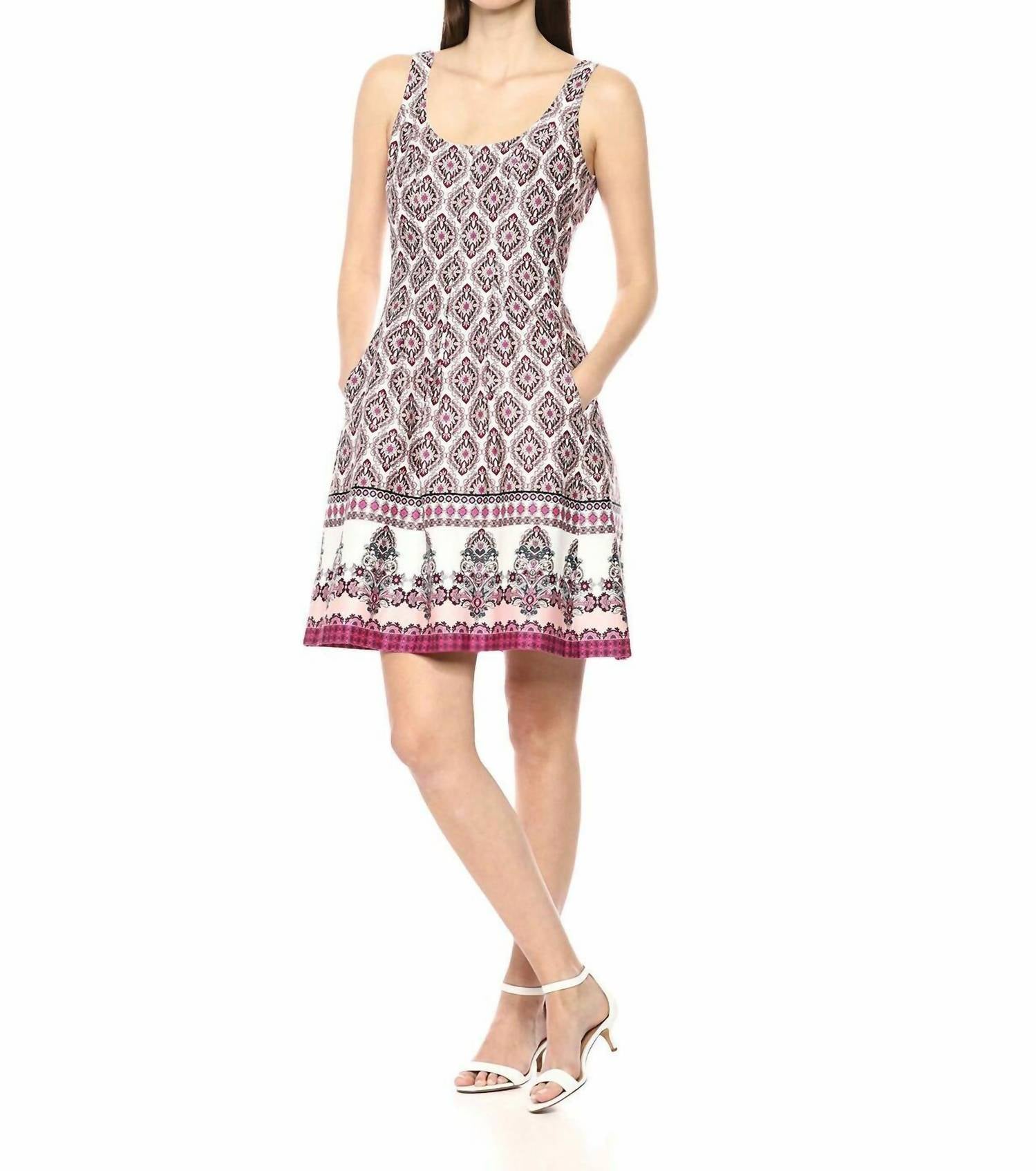 Платье без рукавов с принтом и расклешенным кроем А-силуэта в розовом цвете Nine West 
Платье без рукавов с принтом и расклешенным кроем А-силуэта в розовом цвете Nine West