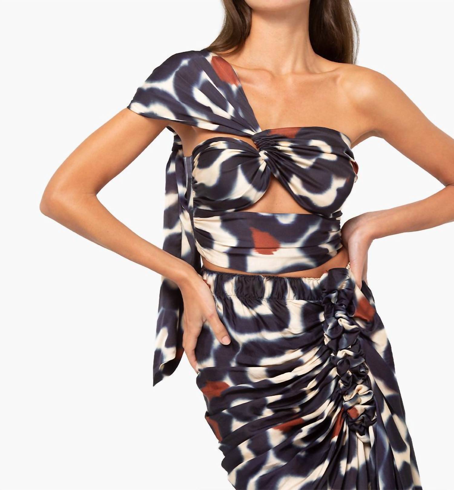 Топ Harlow с одним плечом в синий цветочек JBQ
Топ Harlow с одним плечом в синий цветочек JBQ