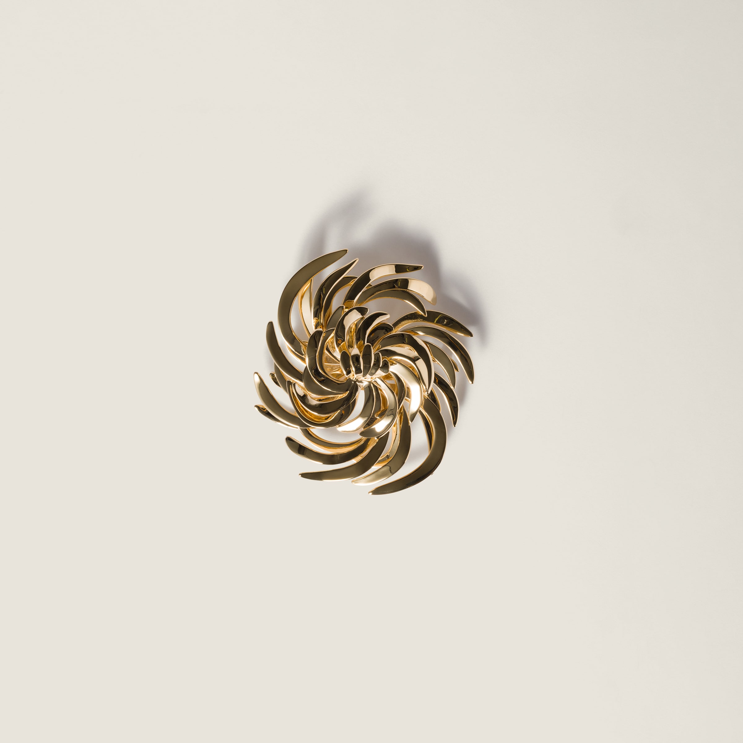 Металлическая брошь MIU MIU, золотой
Металлическая брошь MIU MIU, золотой