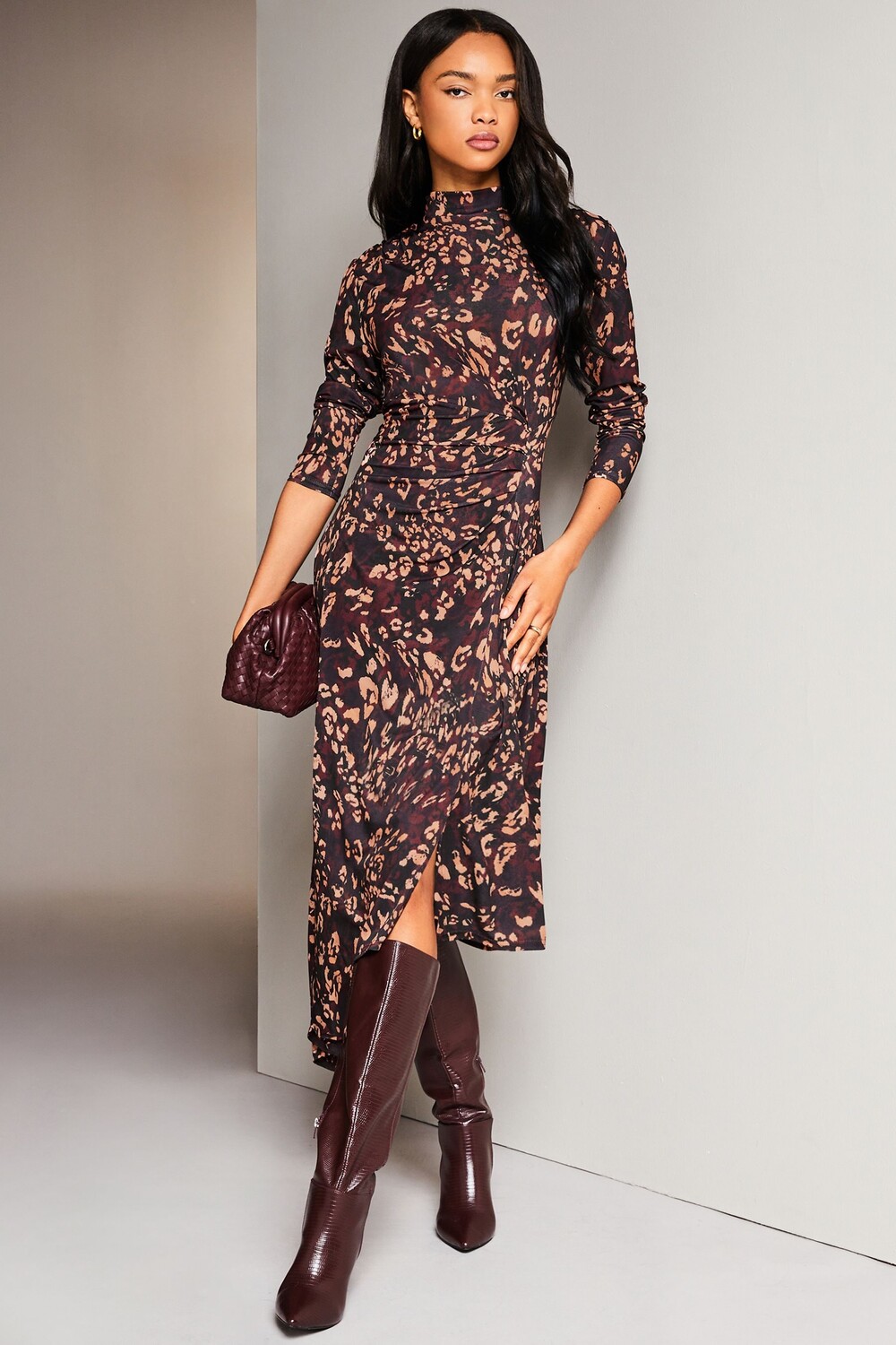 Трикотажное платье миди из трикотажа с асимметричным подолом и высоким вырезом Lipsy, красный
Трикотажное платье миди из трикотажа с асимметричным подолом и высоким вырезом Lipsy, красный