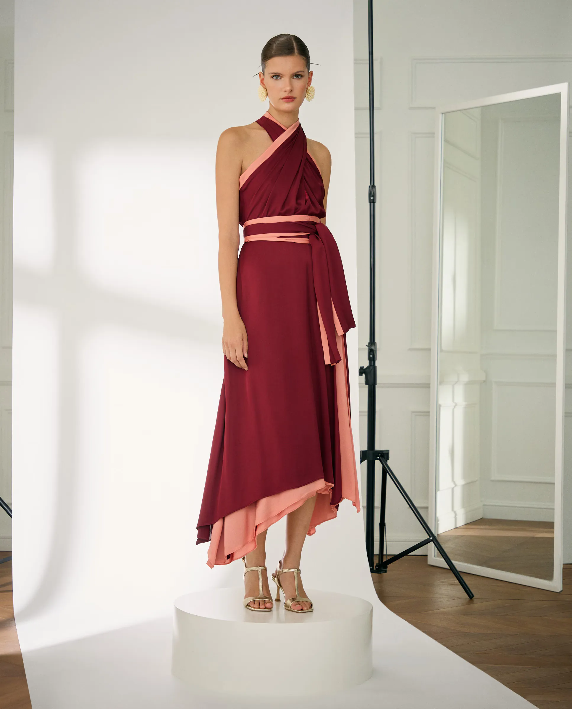 Женское короткое струящееся платье-халтер с контрастными вставками Woman Fiesta El Corte Inglés, бордовый
Женское короткое струящееся платье-халтер с контрастными вставками Woman Fiesta El Corte Inglés, бордовый