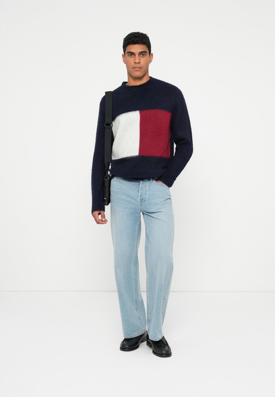 Джемпер Tommy Hilfiger BLEND BIG FLAG CREW NECK UNISEX, Desert Sky/Dark Blue
Джемпер Tommy Hilfiger BLEND BIG FLAG CREW NECK UNISEX, Desert Sky/Dark Blue