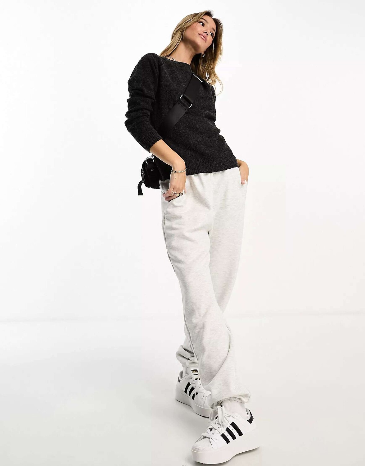 Черный меланжевый вязаный джемпер с круглым вырезом Vero Moda
Черный меланжевый вязаный джемпер с круглым вырезом Vero Moda