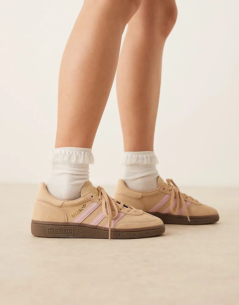 Светло-коричневые и розовые кроссовки adidas Originals Handball Spezial
Светло-коричневые и розовые кроссовки adidas Originals Handball Spezial