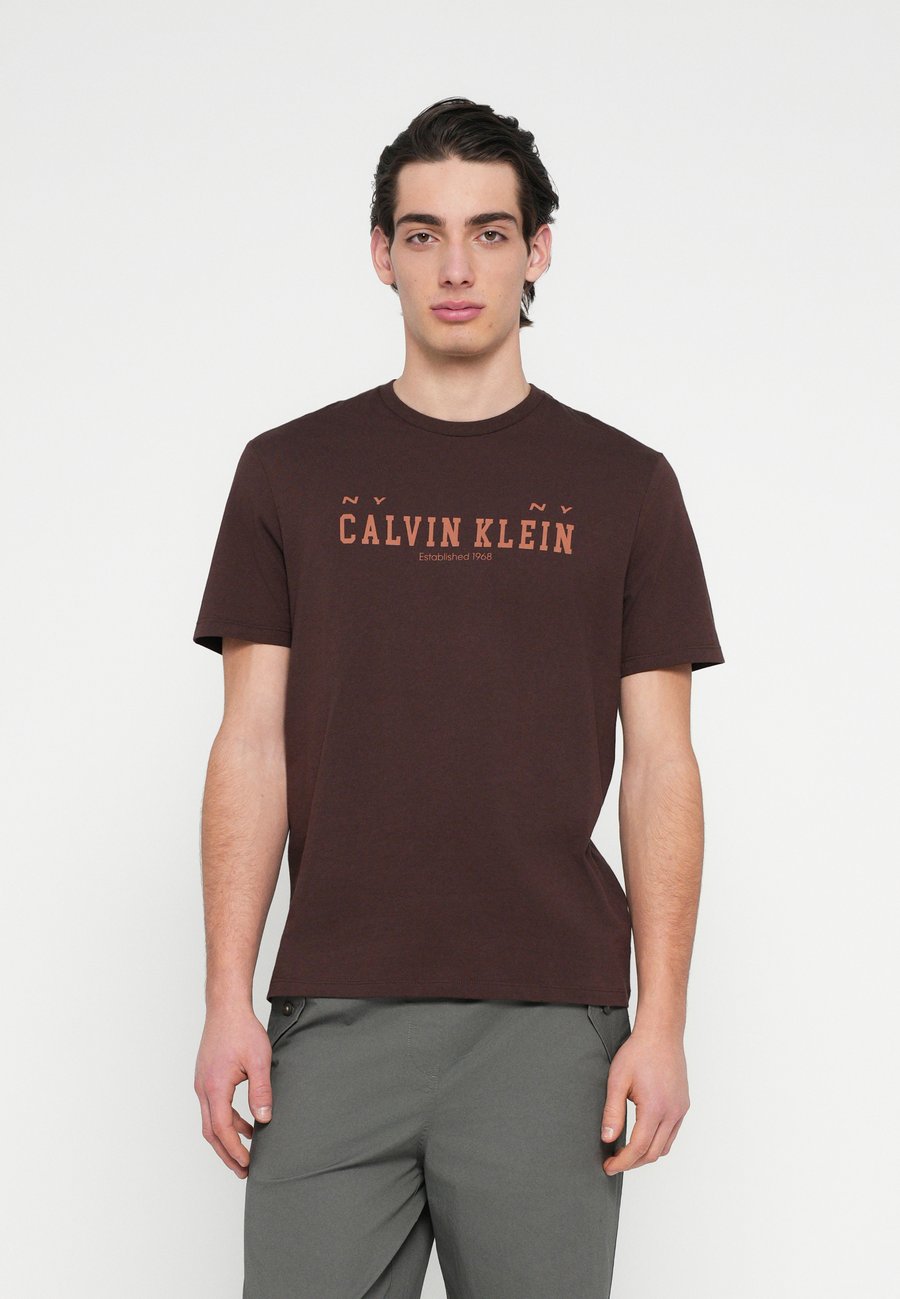 Футболка Calvin Klein Jeans COLL WORD , Rich Brown/Dark Brown, Коричневый, Футболка Calvin Klein Jeans COLL WORD , Rich Brown/Dark Brown
Футболка Calvin Klein Jeans COLL WORD , Rich Brown/Dark Brown, Коричневый, Футболка Calvin Klein Jeans COLL WORD , Rich Brown/Dark Brown