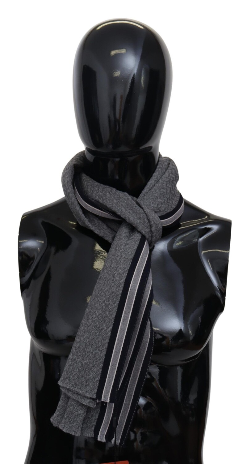 Элегантный серый шерстяной шарф с фирменными полосками Missoni
Элегантный серый шерстяной шарф с фирменными полосками Missoni