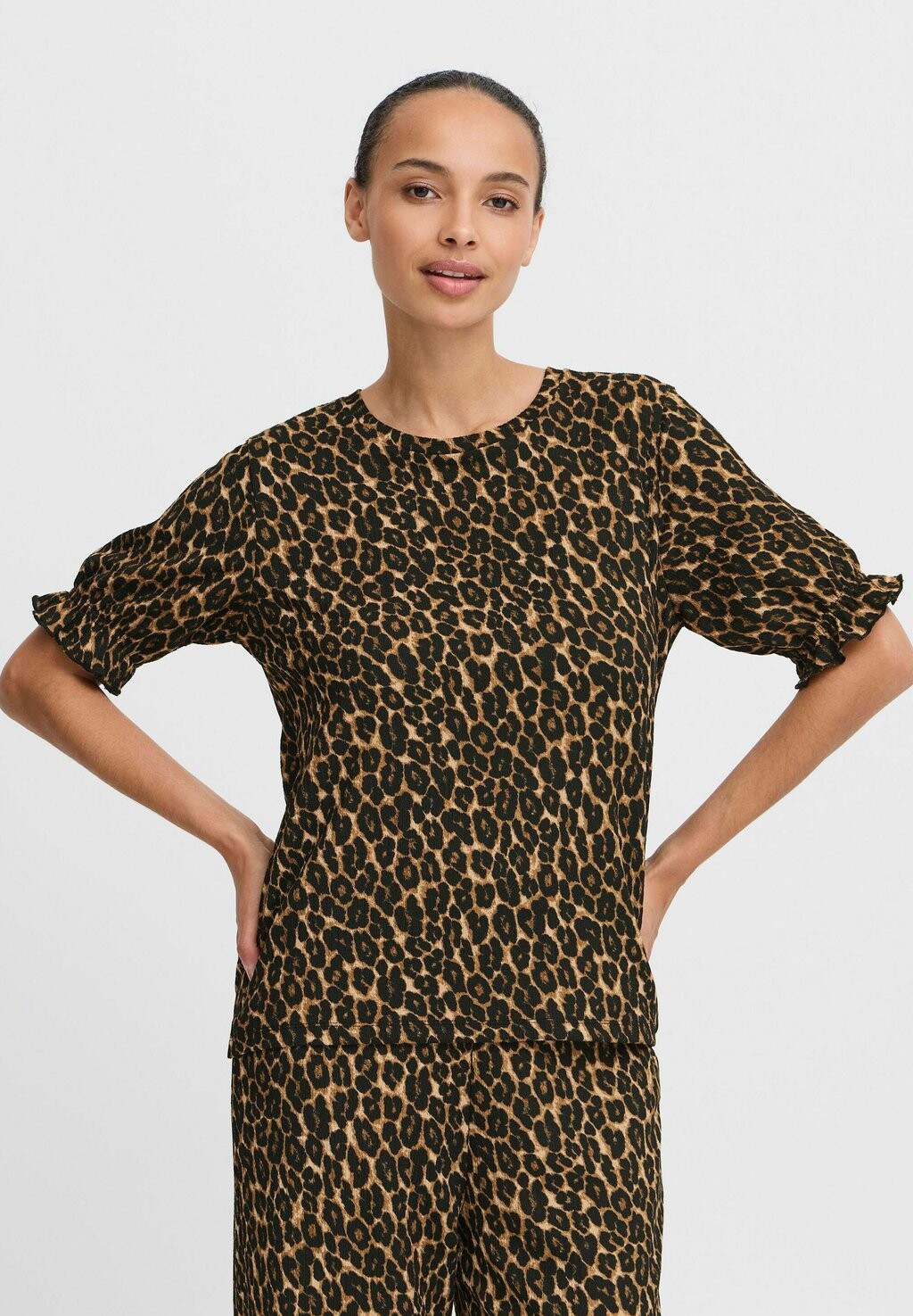 Футболка с принтом LEO b.young, черный
Футболка с принтом LEO b.young, черный