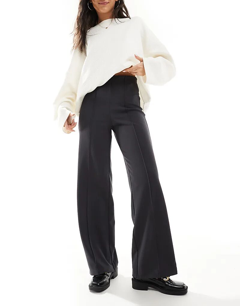 Брюки широкого кроя со складками спереди в цвете древесный уголь Vero Moda
Брюки широкого кроя со складками спереди в цвете древесный уголь Vero Moda