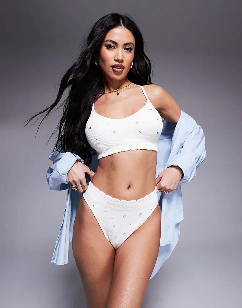 Бюстгальтер-бралетт Boux Avenue с цветочной вышивкой цвета слоновой кости
Бюстгальтер-бралетт Boux Avenue с цветочной вышивкой цвета слоновой кости