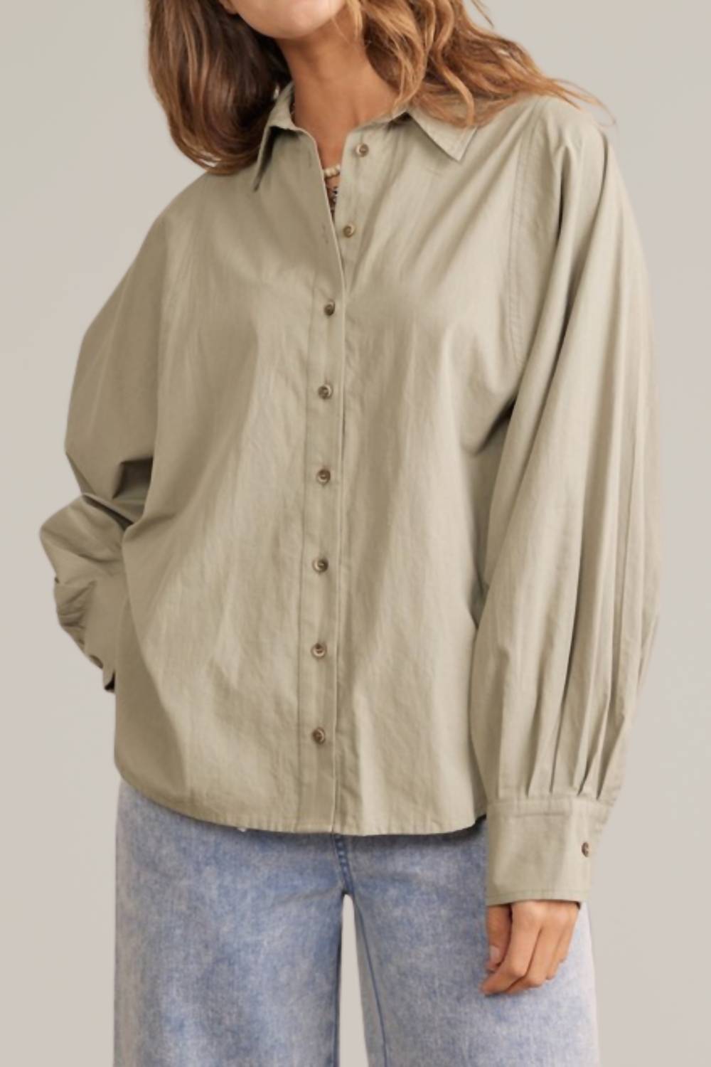 Хлопковая рубашка на пуговицах в светло-оливковом цвете In February
Хлопковая рубашка на пуговицах в светло-оливковом цвете In February