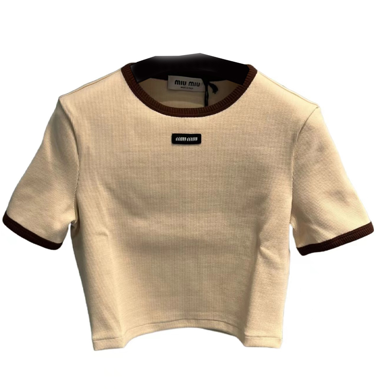Футболка с логотипом MIU MIU укороченная с коротким рукавом женская молочно-бежевая
Футболка с логотипом MIU MIU укороченная с коротким рукавом женская молочно-бежевая