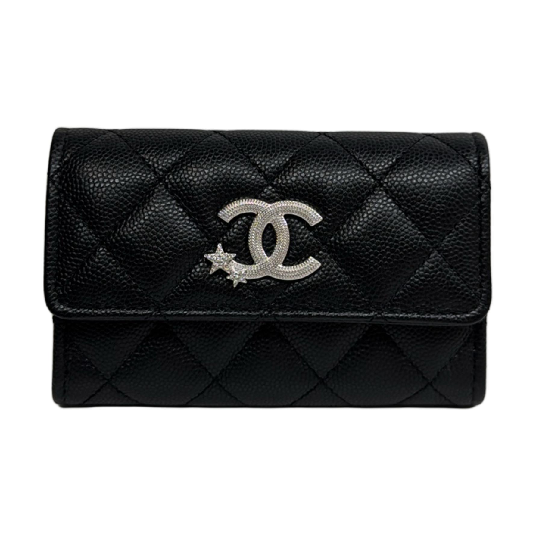 CHANEL Женский кардхолдер из телячьей кожи черный
CHANEL Женский кардхолдер из телячьей кожи черный