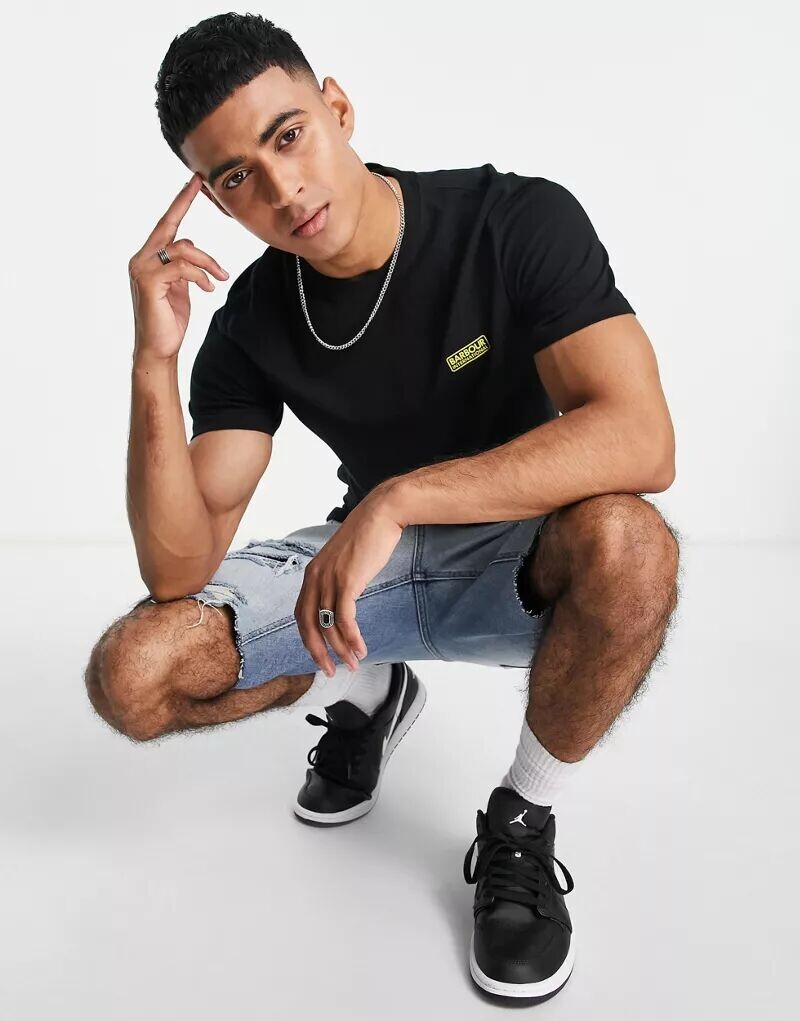 Черная приталенная футболка с логотипом Barbour International Throttle, эксклюзивно для ASOS, Черный, Черная приталенная футболка с логотипом Barbour International Throttle, эксклюзивно для ASOS
Черная приталенная футболка с логотипом Barbour International Throttle, эксклюзивно для ASOS, Черный, Черная приталенная футболка с логотипом Barbour International Throttle, эксклюзивно для ASOS