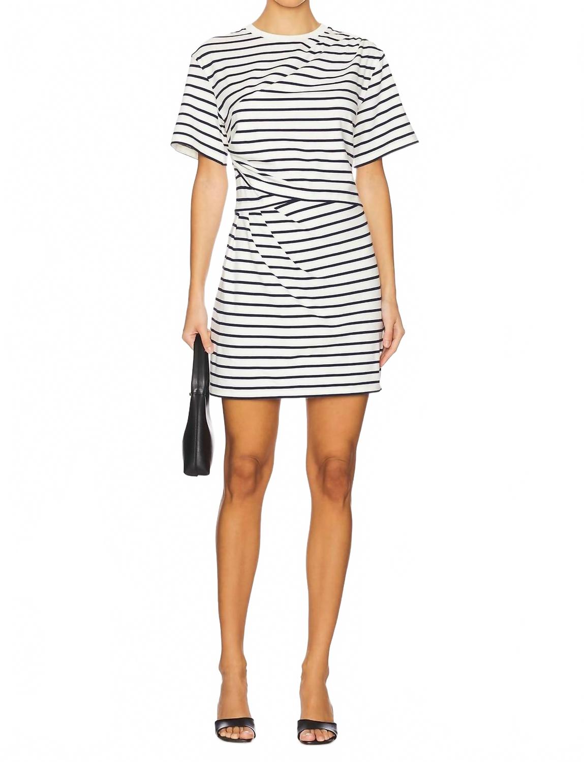 Футболка-платье Zeus с коротким рукавом в полоску Midnight SIMKHAI, Midnight Stripe
Футболка-платье Zeus с коротким рукавом в полоску Midnight SIMKHAI, Midnight Stripe