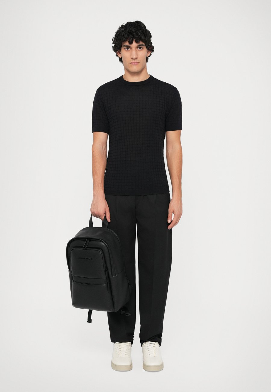 Рюкзак Armani Exchange BACKPACK UNISEX, Black
Рюкзак Armani Exchange BACKPACK UNISEX, Black