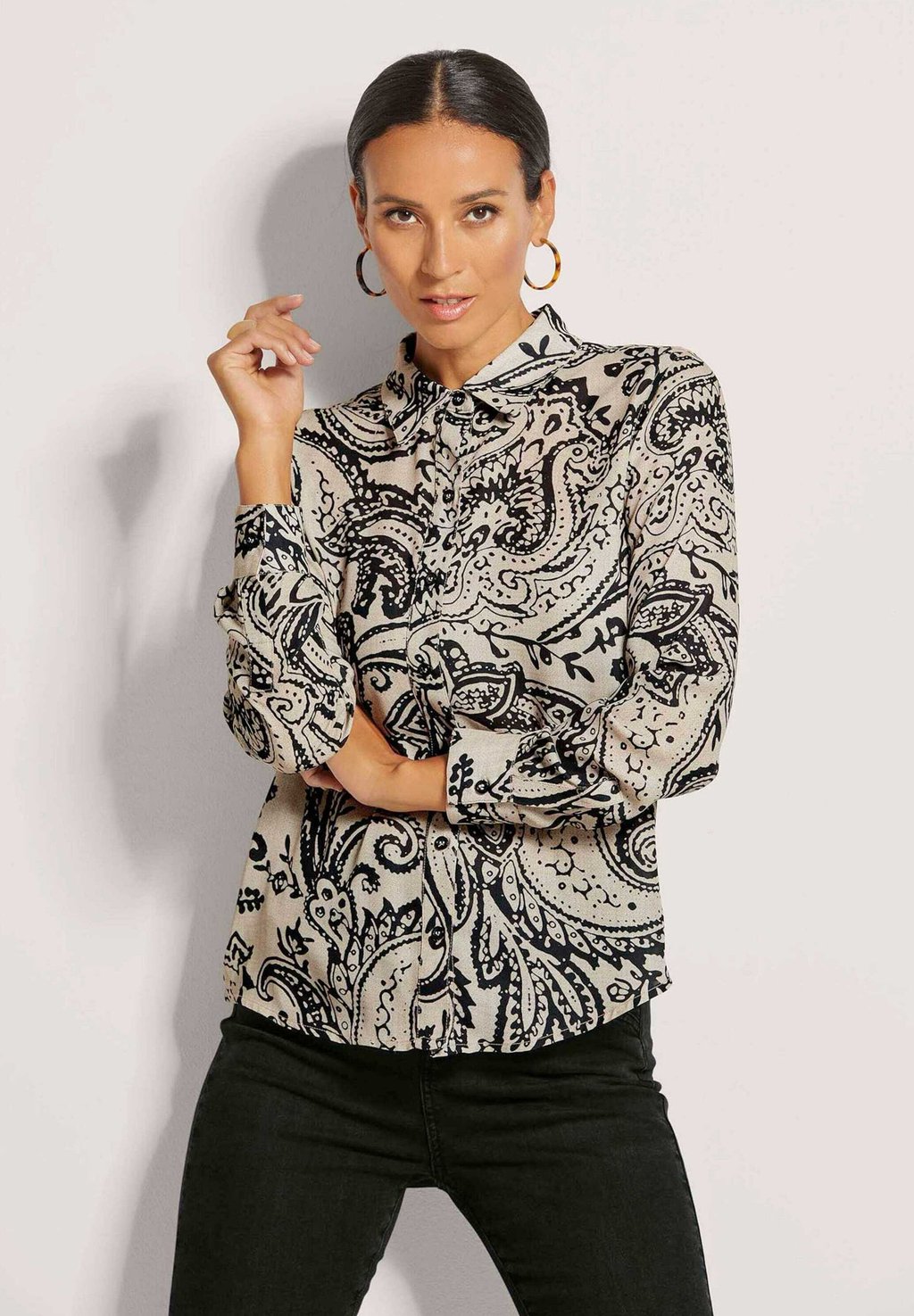 Блузка на пуговицах MADELEINE, черный
Блузка на пуговицах MADELEINE, черный