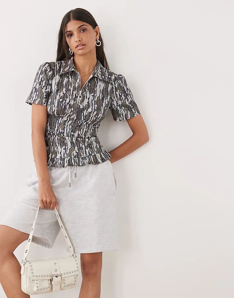 Рубашка COLLUSION с присборенной талией и камуфляжным принтом
Рубашка COLLUSION с присборенной талией и камуфляжным принтом