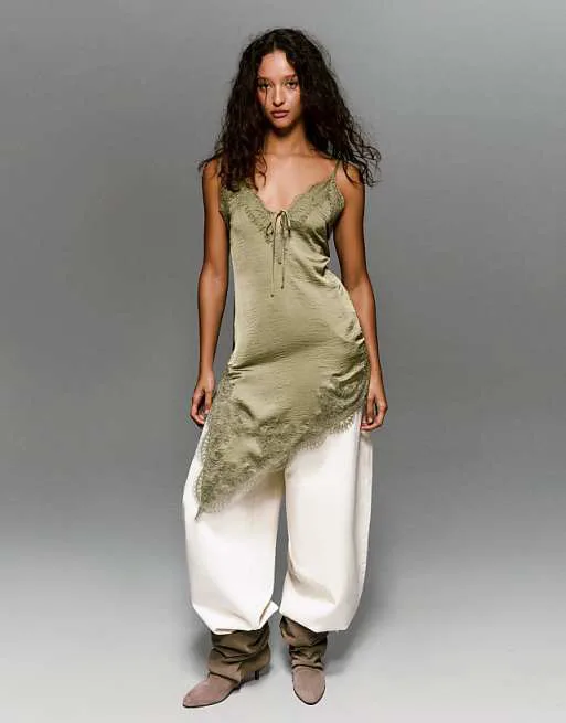 Асимметричное атласное платье мини цвета хаки Bershka
Асимметричное атласное платье мини цвета хаки Bershka