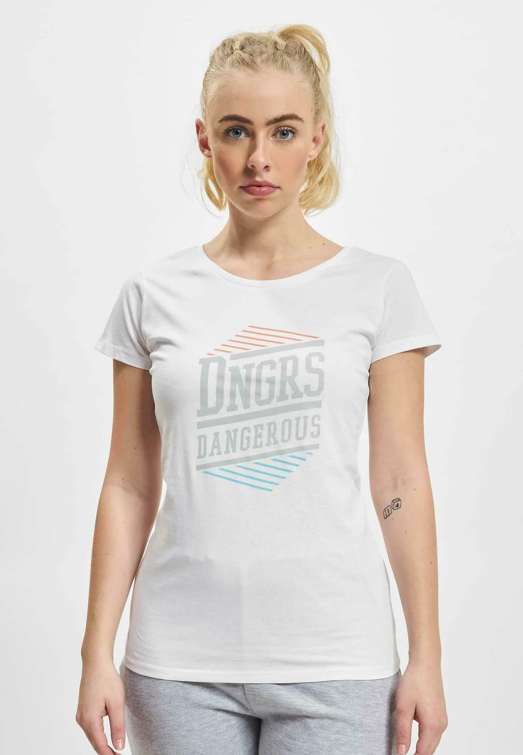 Футболка с принтом Dangerous DNGRS, белый 
Футболка с принтом Dangerous DNGRS, белый
