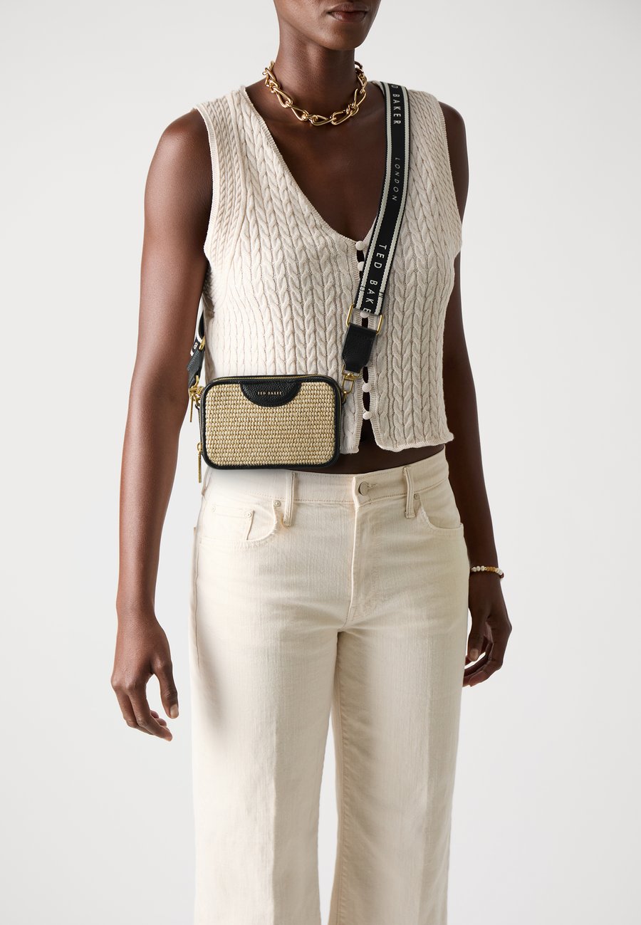 Сумка кросс-боди Ted Baker BARIA MINI WEBBING CAMERA BAG, Black
Сумка кросс-боди Ted Baker BARIA MINI WEBBING CAMERA BAG, Black