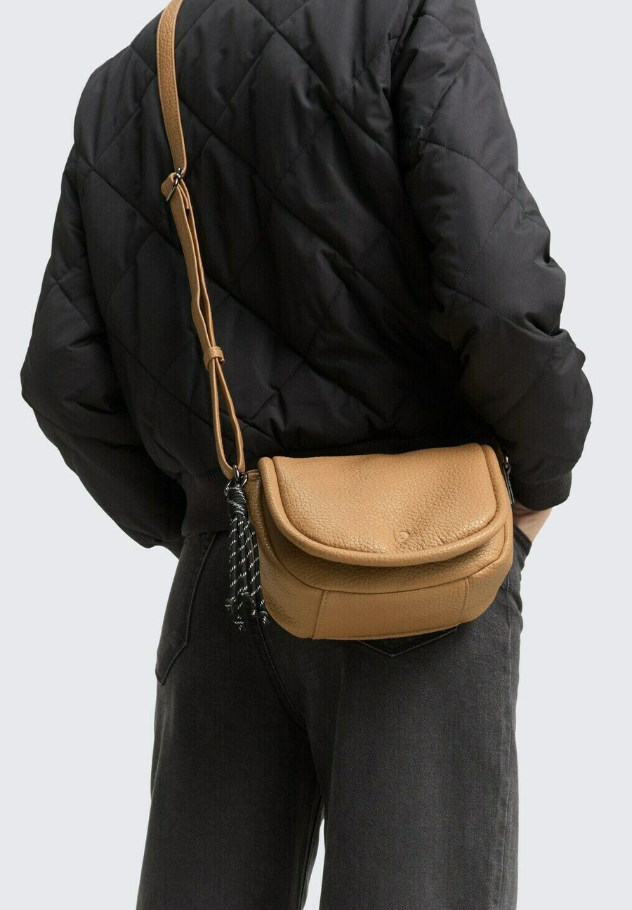 Сумка кросс-боди TOM TAILOR DENIM Cross body bag, Camel Camel Nature/Brown
Сумка кросс-боди TOM TAILOR DENIM Cross body bag, Camel Camel Nature/Brown