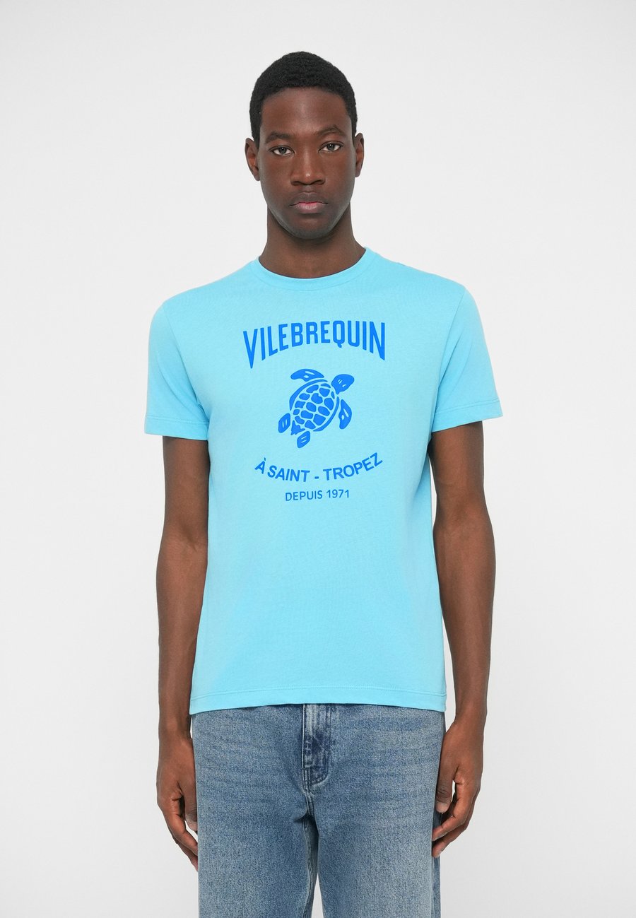 Футболка Vilebrequin PORTISOL, Topaze Bleue/Blue, Синий, Футболка Vilebrequin PORTISOL, Topaze Bleue/Blue
Футболка Vilebrequin PORTISOL, Topaze Bleue/Blue, Синий, Футболка Vilebrequin PORTISOL, Topaze Bleue/Blue