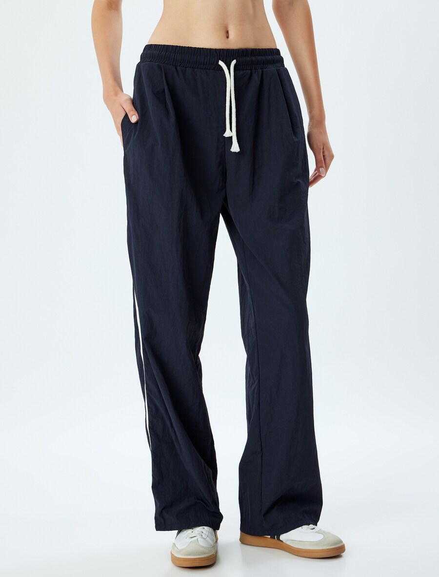 Тренировочные брюки Koton, цвет Navy/Dark blue
Тренировочные брюки Koton, цвет Navy/Dark blue