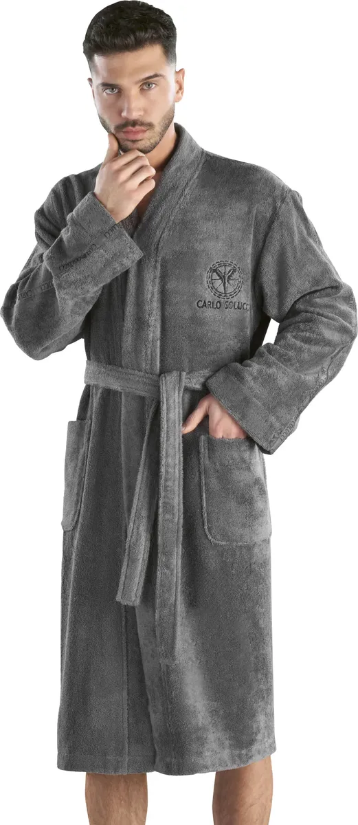 Мужской халат CARLO COLUCCI "Vito" (1 шт.), вышивка логотипа Carlo Colucci на груди и логотип на рукавах, антрацит
Мужской халат CARLO COLUCCI "Vito" (1 шт.), вышивка логотипа Carlo Colucci на груди и логотип на рукавах, антрацит