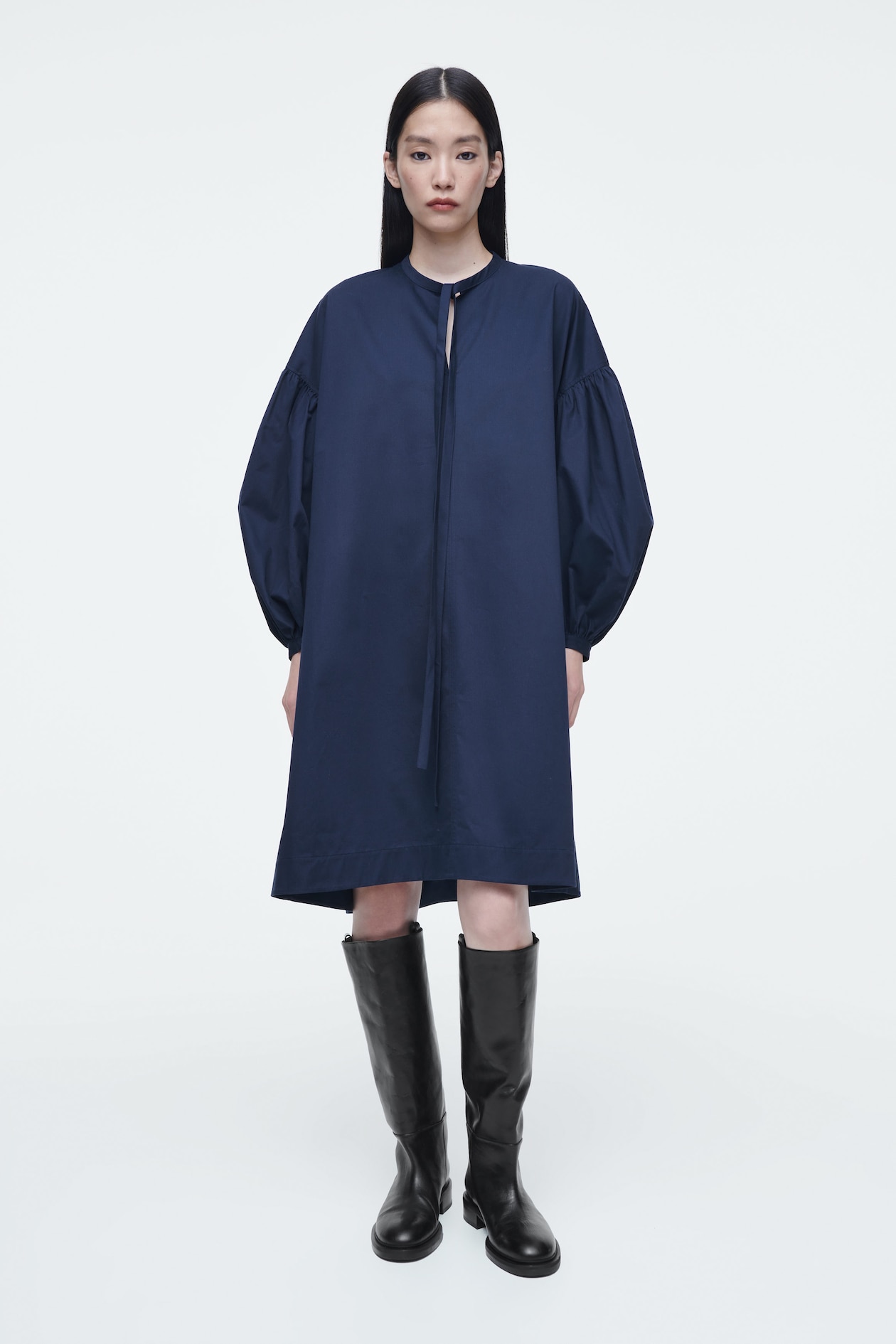 Платье с собранной тканью и завязкой COS, темно-синий
Платье с собранной тканью и завязкой COS, темно-синий